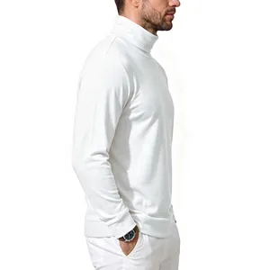 Primer plano del perfil lateral de una sudadera blanca de cuello alto para hombre para invierno.