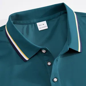 Gros plan d'un polo de golf pour homme en mesh respirant avec col rayé et étiquette