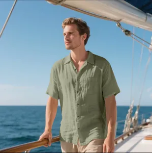Primer plano de una camisa de lino verde salvia para hombre con bolsillo en un barco