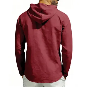 Vista posteriore dettagliata della felpa con cappuccio in lino bordeaux da uomo, tessuto