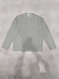 Vue d'ensemble du t-shirt Henley gris olive à manches longues et col boutonné pour homme
