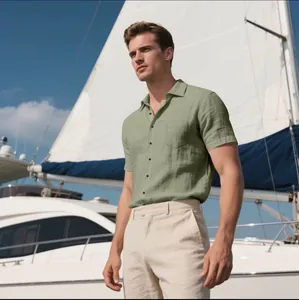 Detalle de una camisa de lino verde salvia para hombre usada en un yate de vacaciones