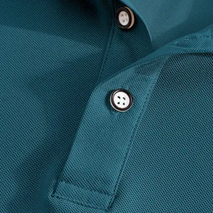 Détail rapproché du polo de golf pour hommes turquoise, texture en maille respirante