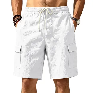 Vista detallada de pantalones cortos cargo de lino blanco con tela transpirable.