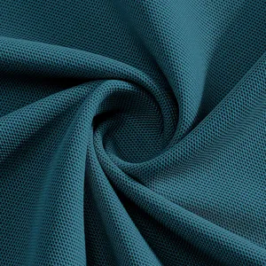 Vue macro du tissu en maille respirante bleu sarcelle pour polo de golf pour hommes.