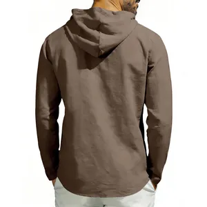 Vista posteriore di una camicia marrone in lino con cappuccio da uomo, trama fine.