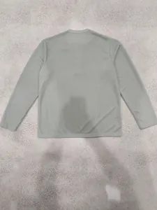 Vue de dos à plat d'un t-shirt à manches longues pour hommes en maille côtelée verte.