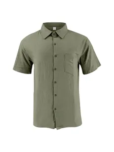 Vista detallada de camisa de lino para hombre en color verde oliva con manga corta