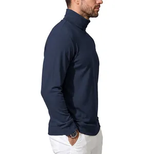 Vista lateral de una camiseta térmica de manga larga y cuello alto azul marino para hombre