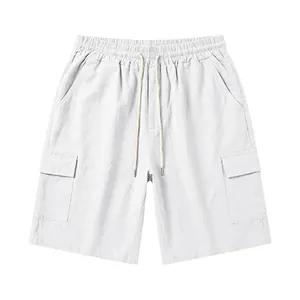 Vista detallada de los pantalones cortos tipo cargo de lino blanco con cordón para hombre