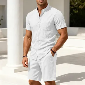 Detailansicht eines stilvollen weißen Leinen-Henley-Hemdes und passender Shorts für Herren