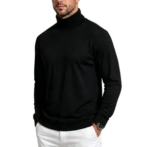 Vista detallada de una camiseta clásica de cuello alto negra para hombre en modelo