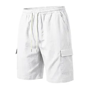 Vista frontal de pantalones cortos cargo de lino blanco con cintura elástica y cordón