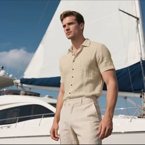 Detalle de una camisa de lino beige transpirable para hombre en un yate de vacaciones de verano