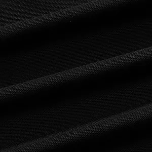 Gros plan montrant la texture du tissu en maille noire respirante du polo pour hommes.