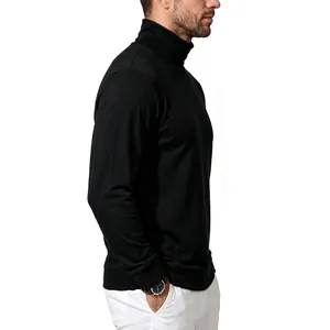 Vista lateral de un suéter de cuello alto negro entallado para hombre con mangas.