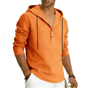 Dettaglio di una maglia da uomo in lino arancione con cappuccio e cordini neri regolabili