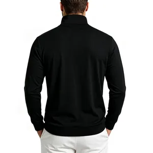 Vista trasera detallada de sudadera negra de hombre con cuello cisne y gran textura