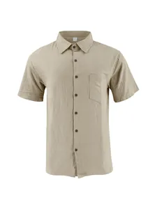 Vista detallada de camisa de lino caqui para hombre con cuello de solapa y bolsillo
