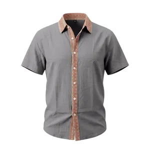 Herren Sommer Leinenhemd in Grau mit ethnischem Muster an Kragen und Knopfleiste.