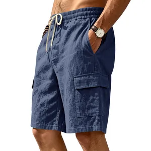Vista de detalle de los pantalones cortos cargo de lino azul transpirable para hombre