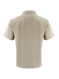 Vista trasera detallada de una camisa informal de hombre en algodón y lino caqui de manga corta