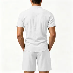 Rückansicht eines weißen Leinen-Henley-Hemdes für Herren mit passenden Shorts