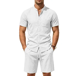 Detailansicht des weißen Leinen-Henley-Hemdes und der Shorts für Herren mit Textur.