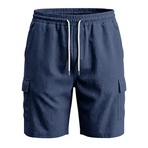 Vista detallada de pantalones cortos cargo de lino azul marino con cordón y bolsillos.