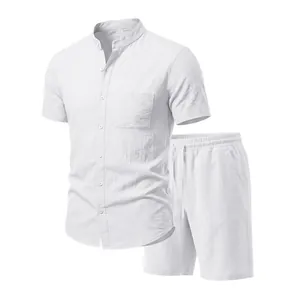 Herren-Set aus weißem Leinenhemd mit Henley-Ausschnitt und passenden Tunnelzug-Shorts