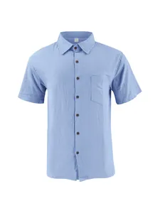 Vista detallada de la camisa azul de algodón y lino para hombre, destaca tela y bolsillo