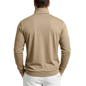 Vista trasera detallada de la sudadera térmica caqui de manga larga y cuello alto para hombre