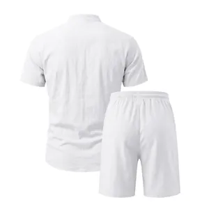 Rückansicht von weißem Herren-Leinen-Henley-Hemd und Shorts-Set mit Stoffstruktur