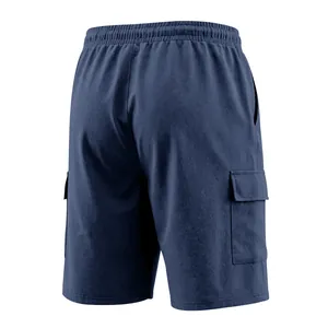 Vista trasera de pantalones cortos cargo de hombre en algodón y lino azul marino con bolsillos