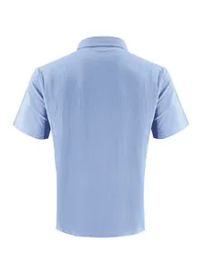 Vista posterior detallada de una camisa informal de lino de manga corta en azul claro