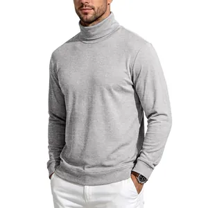 Primer plano de una camiseta de manga larga con cuello alto gris para hombre.
