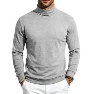 Primer plano de una camiseta de manga larga con cuello alto gris para hombre con puños