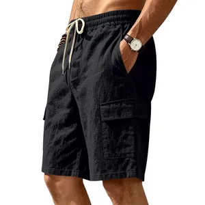Vista detallada de pantalones cortos cargo de lino negro para hombre con cordón.