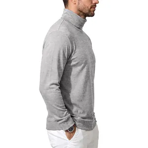Vista lateral de una camiseta térmica de cuello alto gris para hombre de manga larga