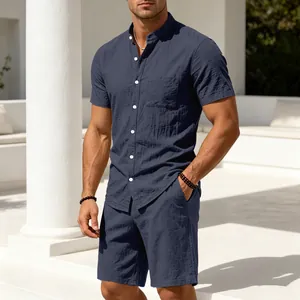 Nahaufnahme von marineblauem Leinen-Set mit Henley-Hemd und Shorts am Model