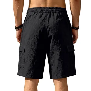 Vista trasera de pantalones cortos cargo de lino negro para hombre transpirables de verano