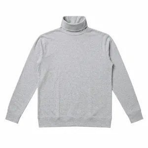 Vista detallada de una sudadera gris de cuello alto para hombre en tejido polar