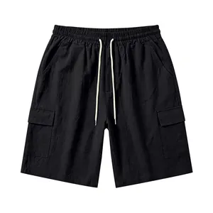 Detalle de pantalones cortos cargo de lino negro transpirable con bolsillos.