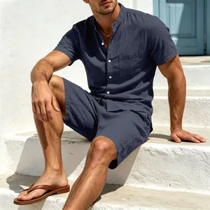 Locker sitzendes Herren-Leinen-Set aus marineblauem Henley-Hemd und Shorts auf Außentreppe