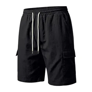 Vista detallada de pantalones cortos cargo de lino negro con cordón y bolsillos