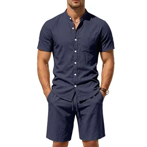 Nahaufnahme eines marineblauen Leinen-Sets für Herren mit Henley-Hemd und Shorts.