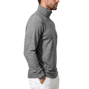 Vista lateral de una camiseta de cuello alto y manga larga para hombre en gris.