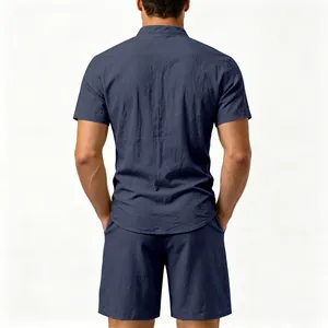 Rückansicht von marineblauem Herren-Leinen-Set aus Kurzarmhemd und Shorts in lockerer Form