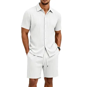 Gros plan d'un ensemble chemise et short blanc pour hommes en maille jacquard d'été