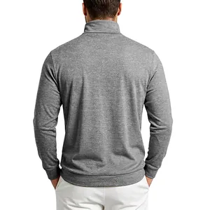 Vista trasera de una sudadera térmica gris para hombre con cuello alto y textura de tela suave